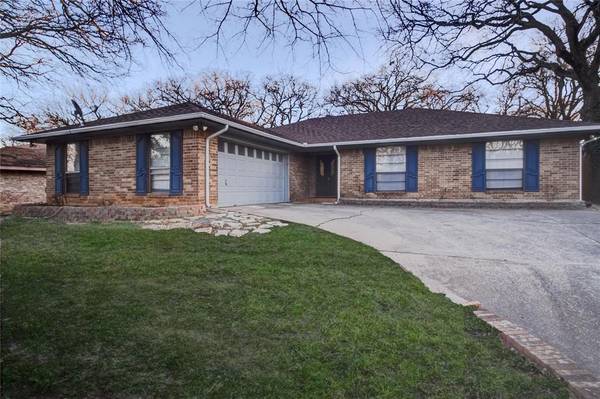 733 Highland Crest Drive, Hurst, TX 76054