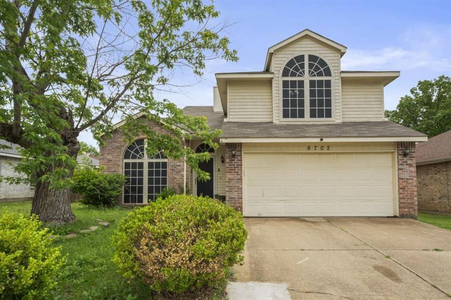 6702 Pecanwood Drive, Arlington, TX 76001