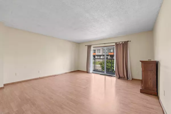 Calgary, AB T3B 2L1,4331 72 ST NW