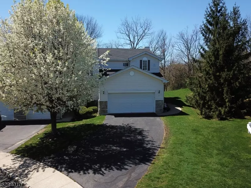 2 Lakeview Dr, Hamburg Boro, NJ 07419