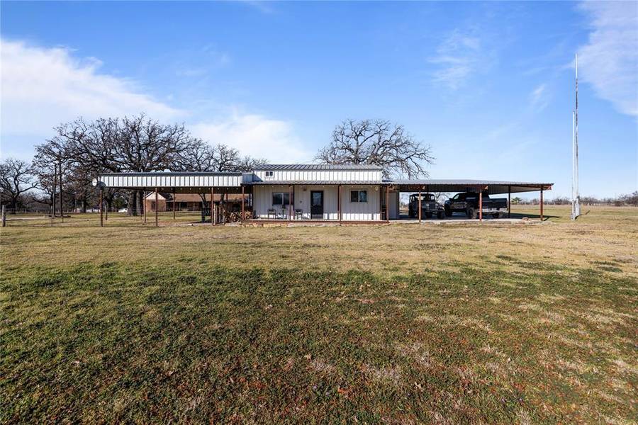 609 N Hovey Street, Chico, TX 76431