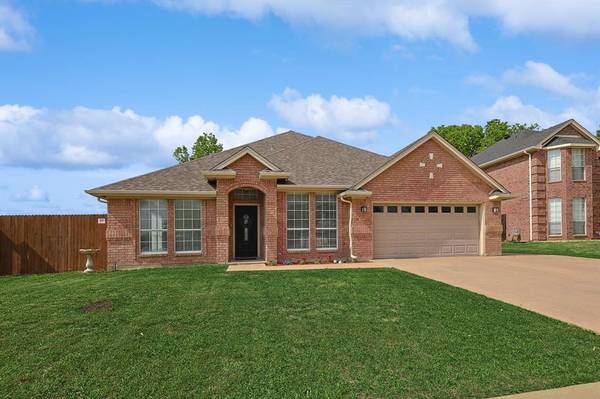 824 Oak Court,  Saginaw,  TX 76179