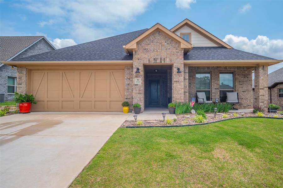 3212 Greenway Drive, Burleson, TX 76028