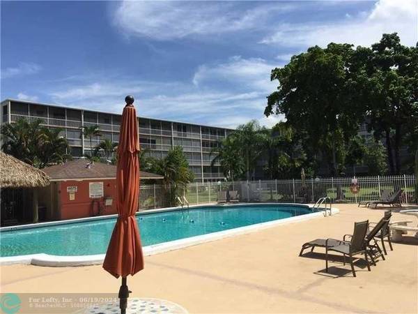 Hollywood, FL 33021,950 Hillcrest Dr  #103