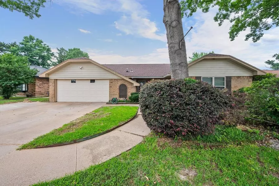 4701 Oak Valley Drive, Arlington, TX 76016