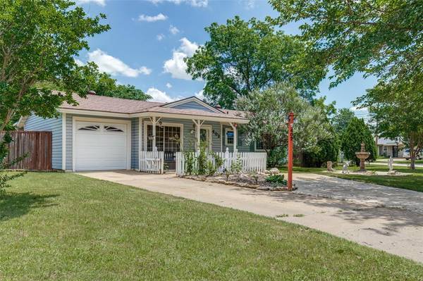 402 Freestone Drive, Euless, TX 76039