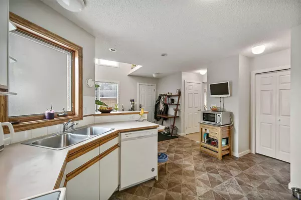 Calgary, AB T3E 2H7,2417 28 ST SW #3