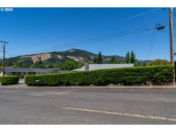 Myrtle Creek, OR 97457,969 NE JENNY LN