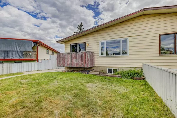 Calgary, AB T2B 2K3,146 Dovertree PL SE