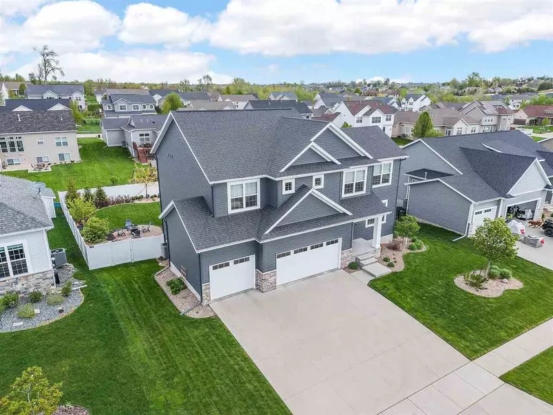 1382 Crescent Oak Ln, Marion, IA 52302