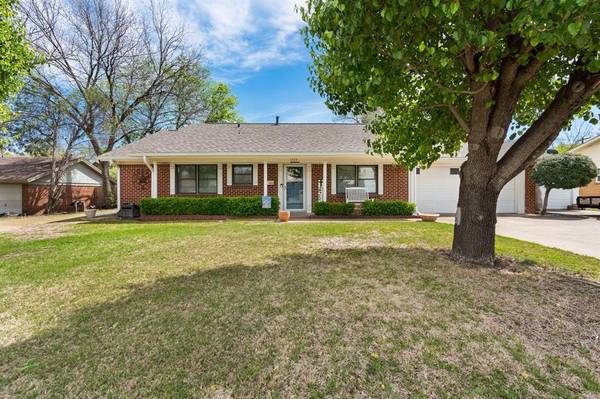 1209 Crestwood Drive, Cleburne, TX 76033