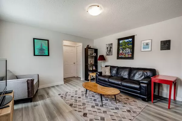 Calgary, AB T3B 1P9,8132 34 AVE NW