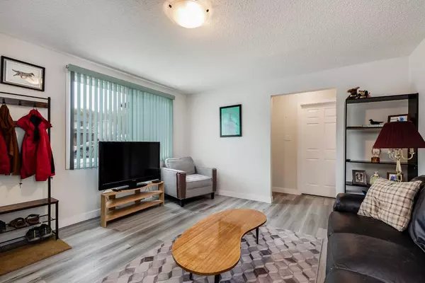 Calgary, AB T3B 1P9,8132 34 AVE NW