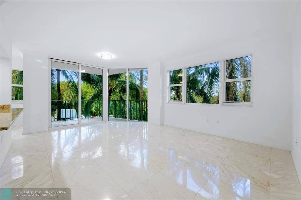 Aventura, FL 33180,20000 E Country Club Dr #208