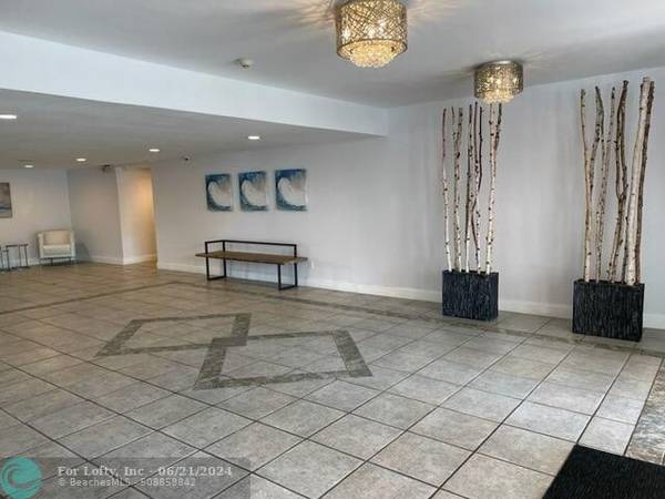 North Miami Beach, FL 33160,2821 NE 163rd St  #5U