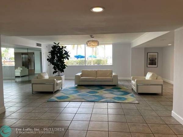 North Miami Beach, FL 33160,2821 NE 163rd St  #5U