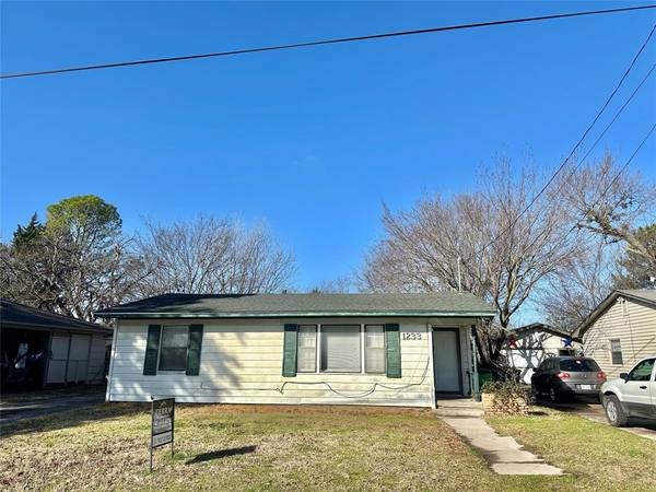 1233 S Howeth Street, Gainesville, TX 76240