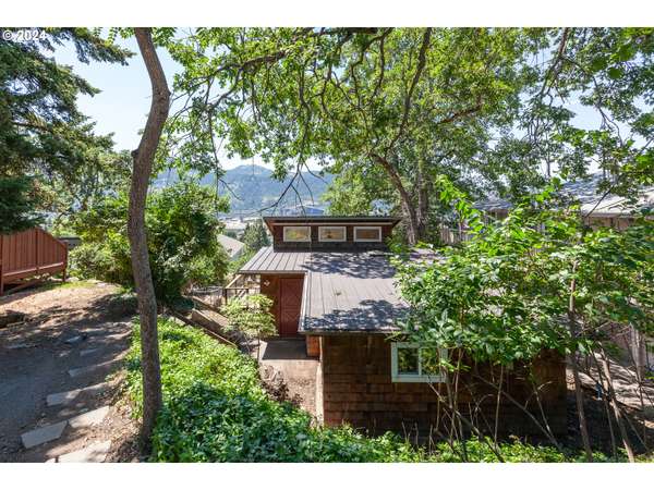 433 N OAK ST,  Bingen,  WA 98605