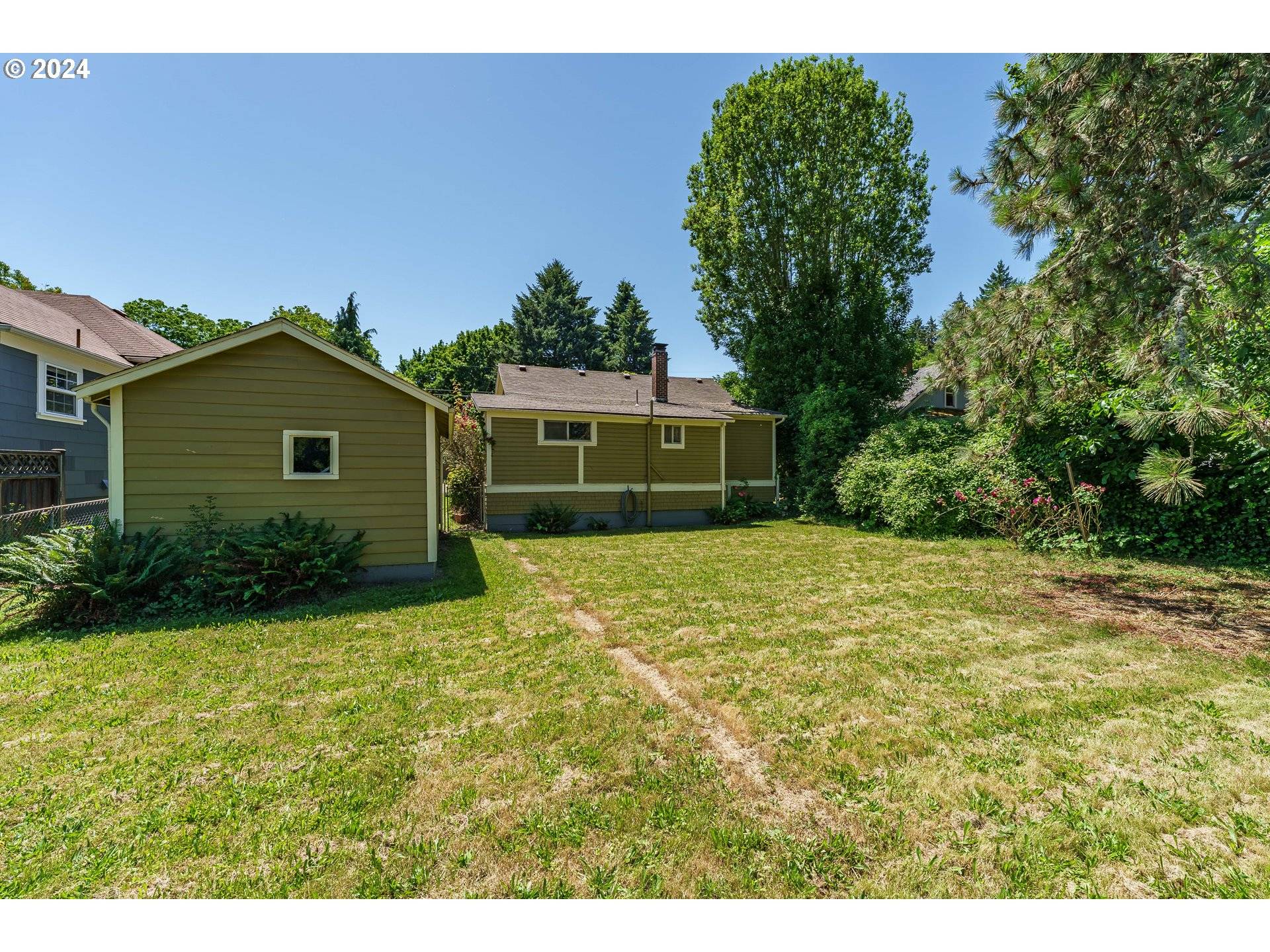 Portland, OR 97202,745 SE BIDWELL ST