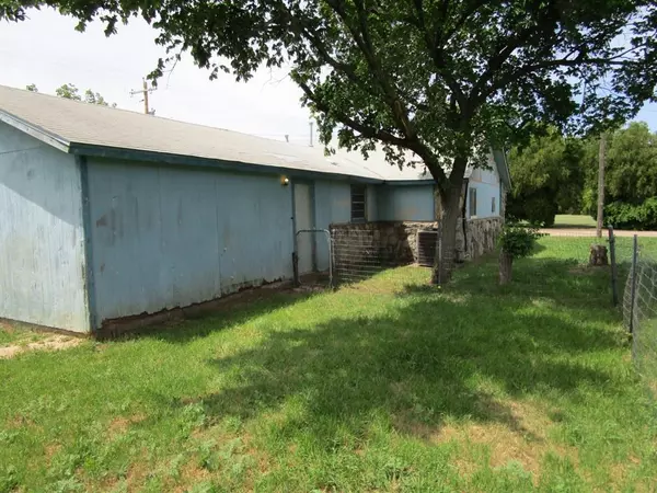 Crowell, TX 79227,120 N 6th Street