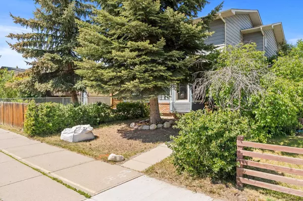 Calgary, AB T3K 2A9,214 Bermuda DR NW