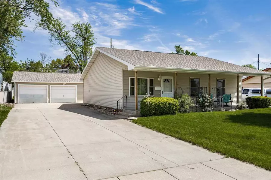 5220 Harbet Ave NW, Cedar Rapids, IA 52405