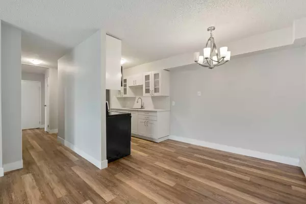 Calgary, AB T3A 2E1,3420 50 ST NW #315