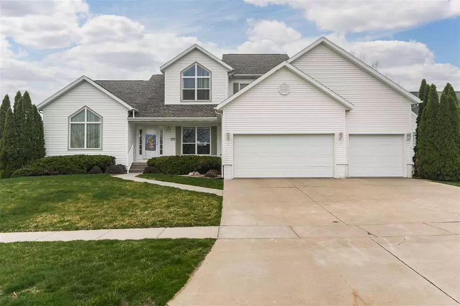 2470 Hunters Ridge Rd, Marion, IA 52302