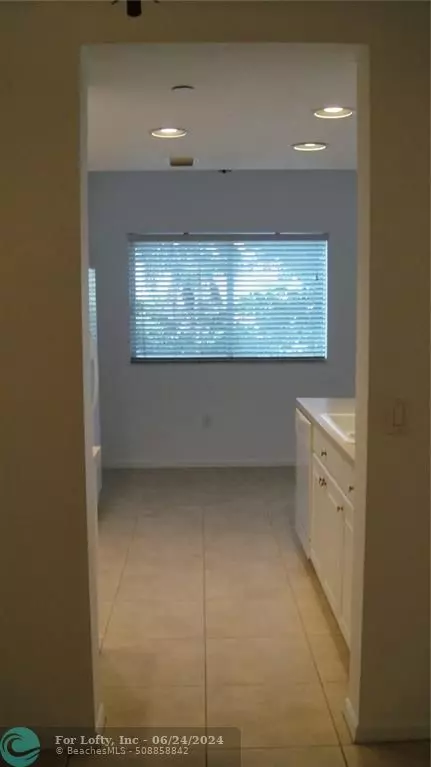 Tamarac, FL 33321,7715 Yardley Dr  #302