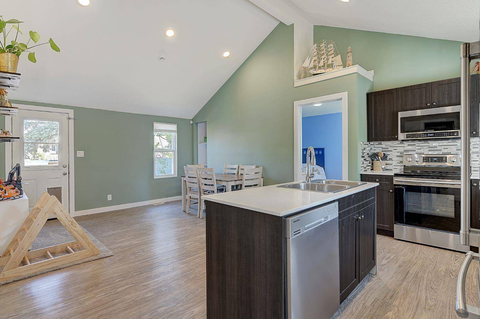 Grande Prairie, AB T8V1T6,10116 111 AVE