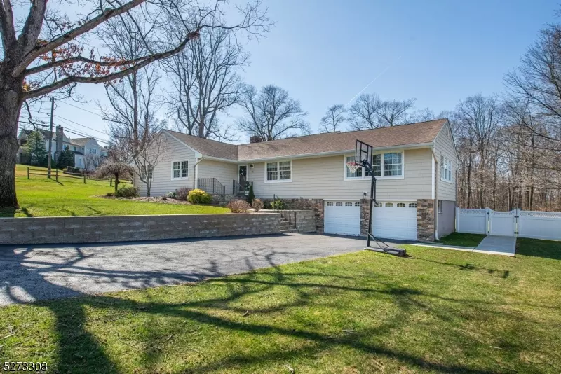 25 White Oak Dr, North Caldwell Boro, NJ 07006