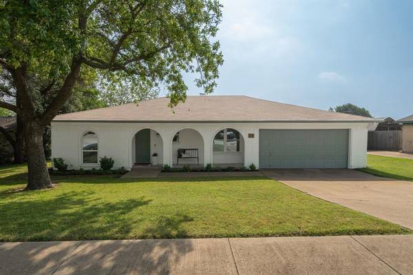 200 Lochness Lane, Benbrook, TX 76126