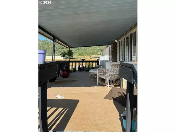 Roseburg, OR 97470,714 SHADOW RANCH LN