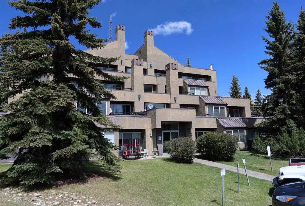 Calgary, AB T3H 2L2,101 Village HTS SW #4