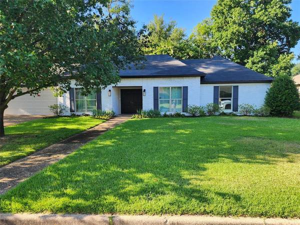 612 Meadow Creek Drive,  Tyler,  TX 75703