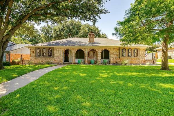 325 Baker Drive, Hurst, TX 76054