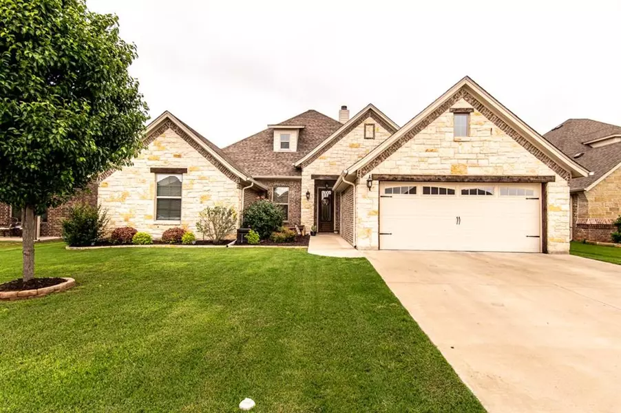 319 Oar Wood Drive, Granbury, TX 76049