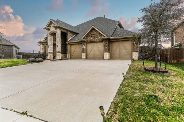 301 Valentino Way, Grand Prairie, TX 75052