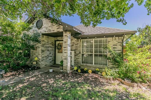 724 Oak Park Drive, Azle, TX 76020