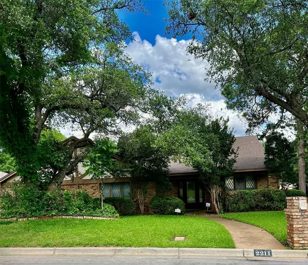 2211 Midhurst Drive, Arlington, TX 76013