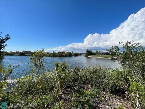 1920 NE 1st Pl, Cape Coral, FL 33909