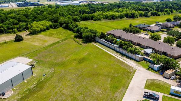 805 W Lake Bardwell Drive, Ennis, TX 75119