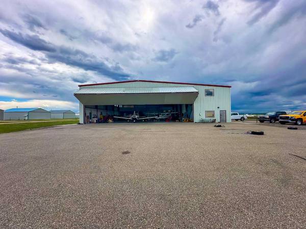 High River, AB T1V 1M5,N1 North Airport Close