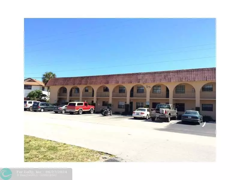 Pompano Beach, FL 33060,1004 Pine Dr  #206