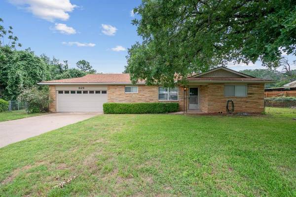 828 Vickie Drive,  Azle,  TX 76020