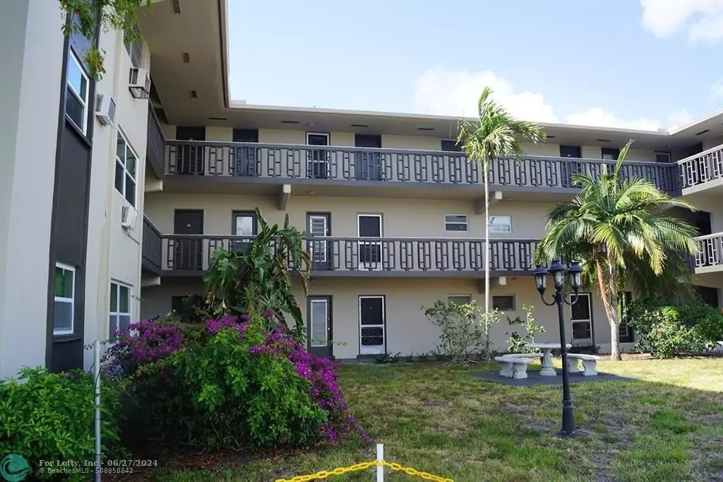 Pompano Beach, FL 33064,1250 E Sample Rd  #305