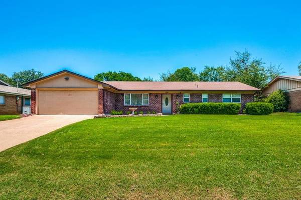 1324 Brookside Drive, Hurst, TX 76053