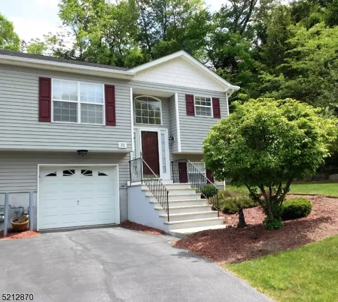 32 Oak Point Drive, Hamburg Boro, NJ 07419