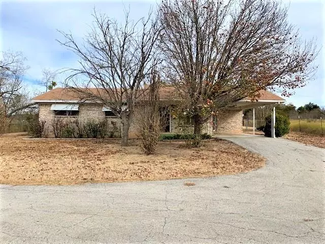 124 W Cypress Street, Cross Plains, TX 76443