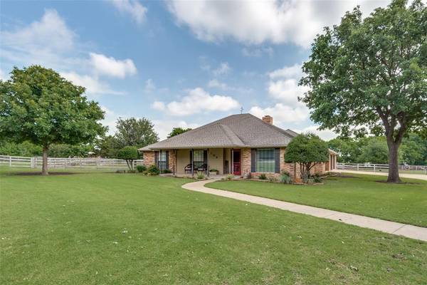 104 High Ridge Court,  Ovilla,  TX 75154